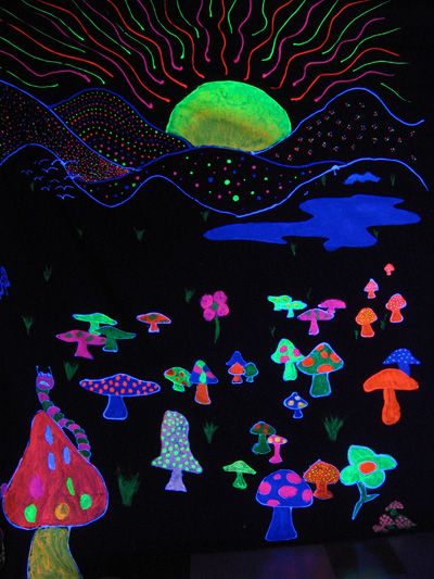 Black Light Art Projects, Black Light Art Projects For Kids, Black Light Painting Ideas, Glow Gallery, Blacklight Painting, Black Light Art, Black Light Room, Fluorescent Painting, Blacklight Art