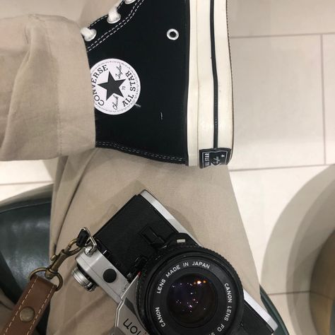 Camera film converse shoes aesthetic Nerdy Boyfriend, Spiderman Aesthetic, Avengers Aesthetic, Parker Spiderman, Photographie Inspo, Gwen Stacy, Beige Aesthetic, Black And White Aesthetic, Foto Ideas Instagram