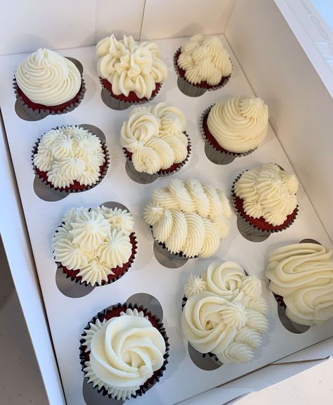 Cute Red Velvet Cupcakes, Fancy Red Velvet Cupcakes, Decorated Red Velvet Cupcakes, Red Velvet Cupcake Design, Red Cupcakes Aesthetic, Red Velvet Cupcakes Design, Red Velvet Birthday Cupcakes, Chocolate Cupcake Design, Red Velvet Cupcake Decorating Ideas