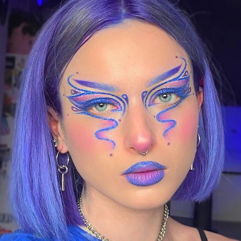 indigo’s Instagram photo: “i wanna get back into some sfx stuff but for now....graphic liners have my heart 🌀💙 - products: @danessa_myricks constellation glitters…” Graphic Liners, Maquillage Yeux Cut Crease, Face Art Makeup, Graphic Makeup, Rave Makeup, Unique Makeup, Dope Makeup, Eye Makeup Designs, Fairy Makeup