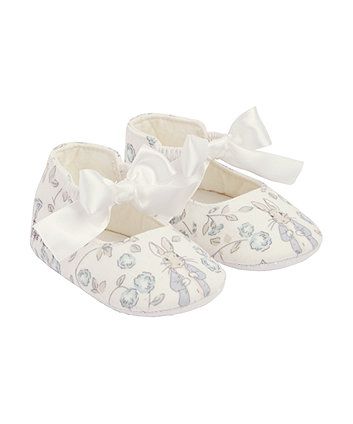 Before long your little one will be toddling around, but until then protect those tiny feet and keep their toes warm & cosy in these cute Peter Rabbit pram shoes. Pram Shoes, Baby Wishlist, Trendy Kids Outfits, Baby Closet, Newborn Girl Outfits, Baby Necessities, T Baby, Mommy Baby