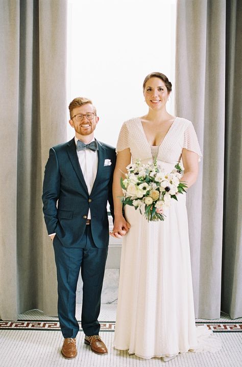 Tall Bride And Short Groom, Tall Brides Short Groom Poses, Wedding Photos Bride Taller Than Groom, Taller Bride Than Groom, Tall Brides Short Groom, Couple Poses Tall And Short, Short Groom Tall Bride, Short Groom Tall Bride Photo Ideas, Taller Girlfriend Couples Poses