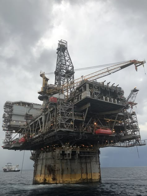 BP Mad Dog SPAR - GOM Hunger Games Arena, Oil Rig Jobs, Water Well Drilling Rigs, Petroleum Engineering, Texas Oil, Photography Female, Water Well Drilling, Sci Fi Architecture, Oil Platform