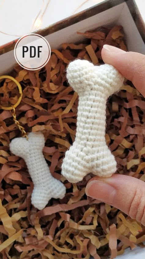 Bone Crochet Pattern Free, Halloween Crochet Keychain Pattern, Gamer Crochet Patterns Free, Easy Crochet Keyring Free Pattern, Halloween Crochet Keychains, Crochet Keychain Dog, Crochet Dog Bone Pattern Free, Crochet Bone Pattern Free, Crocheted Keychain Patterns