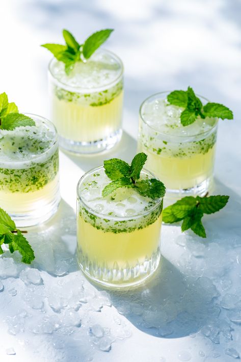 Frozen Mint Lemonade - Incredibly easy to make and tastes like a cool breeze, this lemonade will be your favorite summer drink. Lemon Mint Drink, Fruit Waters, Summer Drinks Alcohol Recipes, Fruity Mixed Drinks, Frozen Drinks Alcohol, Mint Drink, Lemonade Punch, Mint Lemonade, Blueberry Lemonade