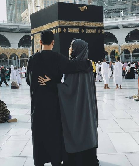 May every new couple will be granted this opportunity for Umrah together. Manifest Lifestyle, Mekka Islam, Foto Bawah Air, Muslim Couple Photography, Mode Turban, Fotografi Vintage, Muslim Pictures, Cute Muslim Couples, Muslimah Aesthetic