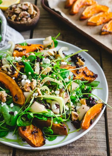 Recreation of the koginut squash bowl from sweetgreen. Koginut Squash, Squash Bowl, Simple Balsamic Vinaigrette, Dan Barber, Chicken And Cheese Recipes, Fall Meals, Buckwheat Groats, Sweet Dumplings, Leafy Green Salads