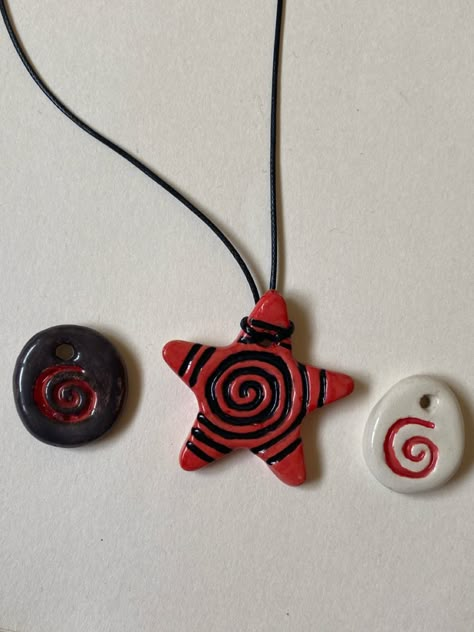 How To Make Clay Necklaces, Punk Clay Ideas, What To Make Out Of Clay Aesthetic, Clay Jewelry Diy Necklace, Aesthetic Ceramics Ideas, Creative Clay Ideas, Small Clay Crafts, Clay Art Aesthetic, Aesthetic Clay Ideas