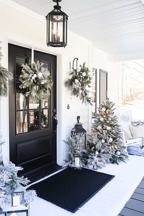 black_and_white_christmas_front porch_decor (17) Christmas Decorations Modern House, Farmhouse Christmas Front Porch Decor, Black And White Outdoor Christmas Decor, Modern Outdoor Christmas Decor Ideas, Christmas Steps Decor Outdoor, Black And White Modern Farmhouse Decor, Black And White Christmas Porch, Black And White Front Porch Ideas, Winter Wonderland Front Yard