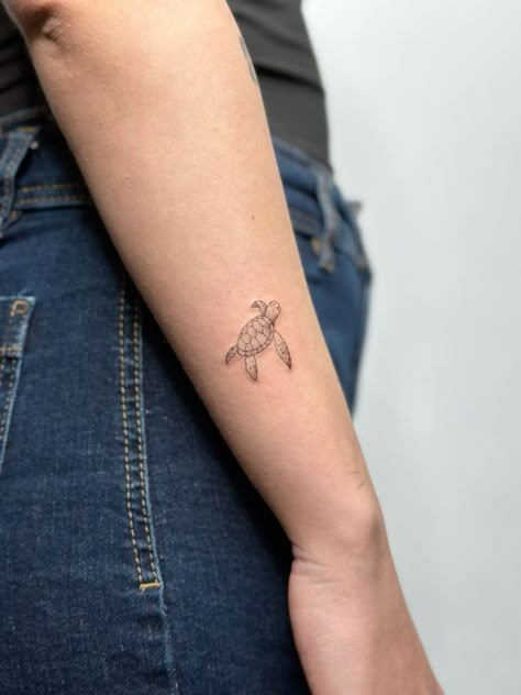 Cute Small Turtle Tattoo, Sea Turtle Tattoo Fineline, Sea Turtle Fine Line Tattoo, Fine Line Tattoo Turtle, Turtle Tattoo On Ankle, Small Tattoos Turtle, Turtle Tattoo Wrist, Fineline Turtle Tattoo, Turtle Tattoo Fine Line