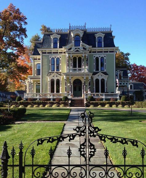 Rich Victorian House, Victorian Era House Exterior, Victorian British House, Fancy Victorian House, Types Of Victorian Homes, Early 1900s House Exteriors, 1900s Victorian House, Classic Victorian House, Victorian Mansions Exterior