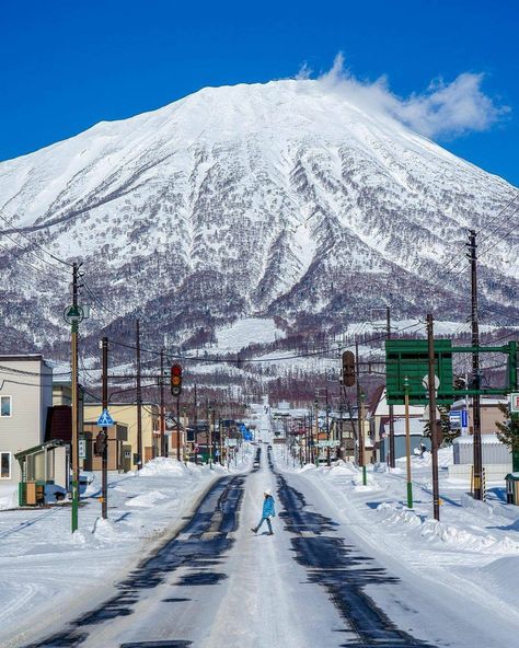 Japan Skiing, Hokkaido Winter, Gunung Fuji, Niseko Japan, Japan Winter, Shibuya Crossing, Travel Destinations Bucket Lists, Japan Culture, Japan Aesthetic