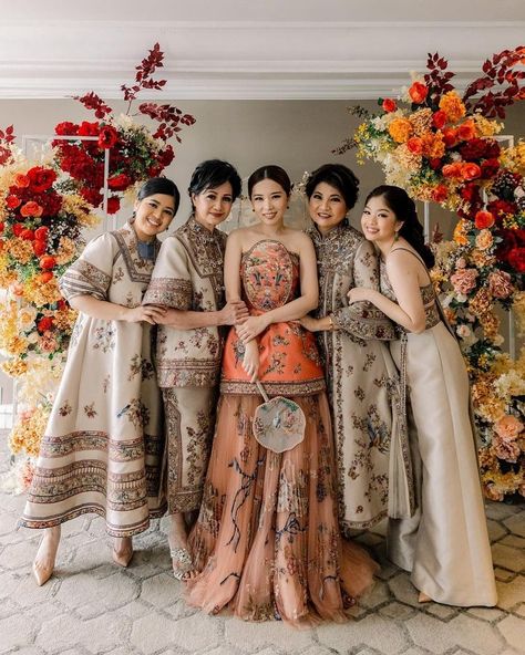 Stella Lunardy (@stellalunardy) • Instagram photos and videos Stella Lunardy, Sangjit Decoration, Shanghai Dress, Eldest Sister, Terra Cotta Wedding, Modern Qipao, Trendy Outfits Indian, Chinese Wedding Dress, Hand Painted Dress