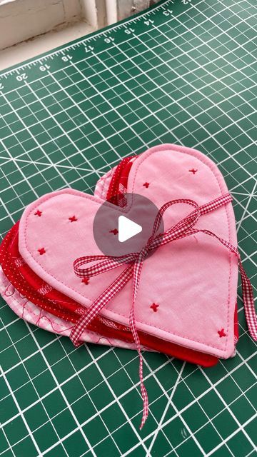 Jessica Shaw on Instagram: "Let’s make heart shaped fabric coasters! 🥰🪡 (very beginner-friendly) Material used: Cotton fabric Fusible fleece (but any type of batting, fusible or not, would work) Matching or contrasting thread The heart I cut out is 7”x7”, and you’ll need 2 pieces of fabric and one piece of fleece/batting for each coaster 🙂 If you want to make this MORE beginner friendly, try a square coaster or a full circle! The heart can be a bit intricate with all the curves, but going slow around the curves helps! These are so easy to make and fun to personalize for a special someone (or for urself) 😉💕💘 #sew #sewistsofinstagram #sewistofinstagram #sewist #sewinglove #sewingtutorial #sewinghacks #sewsewsew #singerambassador #singersewingmachine #diy #upcycle #sewinglife #sewi Fabric Making Ideas, Sew Coasters, Heart Sewing, Homestead Kitchen, Fusible Fleece, Fabric Coasters, Diy Upcycle, Table Coasters, Diy Coasters