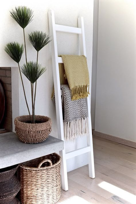 These Are 8 Unique Ways To Decorate Using A Ladder - Darling Street Bathroom Ladder, Quilt Ladder, Towel Ladder, Entrance Ideas, Wood Walls, Decor Studio, Room Entrance, Hemma Diy, Diy Casa