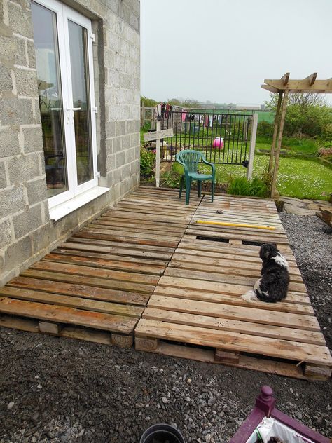 Coach House Crafting on a budget: Diy pallet wood decking Diy Patio Ideas, Wood Decking, Concrete Patios, Cheap Backyard, Pallet Patio, Cheap Patio, Garden Floor, Easy Backyard, Budget Patio