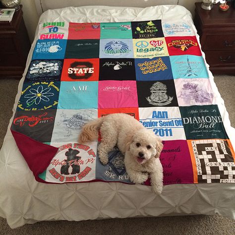 Diy Old Tshirts, Tshirt Quilt Diy, Tshirt Quilt Pattern, Upcycle Kids, Cut Hoodies, Old Tee Shirts, Recycle Old Clothes, Cut Up Shirts, Diy Tank