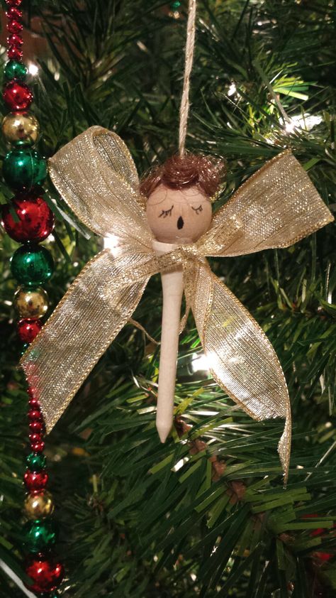 Golf tee Christmas angel ornament... Best Christmas Gift Baskets, Family Gift Baskets, Golf Birthday Gifts, Christmas Gift Baskets Diy, Christmas Golf, Easy Diy Christmas Gifts, Christmas Angel Ornaments, Angel Crafts, Golf Tee