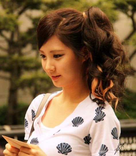 SNSD'S Seohyun high side ponytail with curls High Side Ponytail, Side Ponytail Hairstyles, Curled Ponytail, Side Ponytail, Girly Stuff, Korean Hairstyle, Ponytail Hairstyles, Girls Generation, New Hair