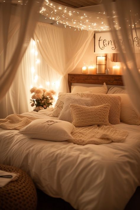 Aesthetic Room For Couples, Cozy Soft Living Room, Romantic Bedroom Lights, Cozy Aesthetic Bedroom Decor, Small Bedroom 3x3 Ideas, Cute Rustic Bedroom Ideas, Aesthetic Bedroom For Couples, Cute Couples Bedroom, Aethstetic Bedroom