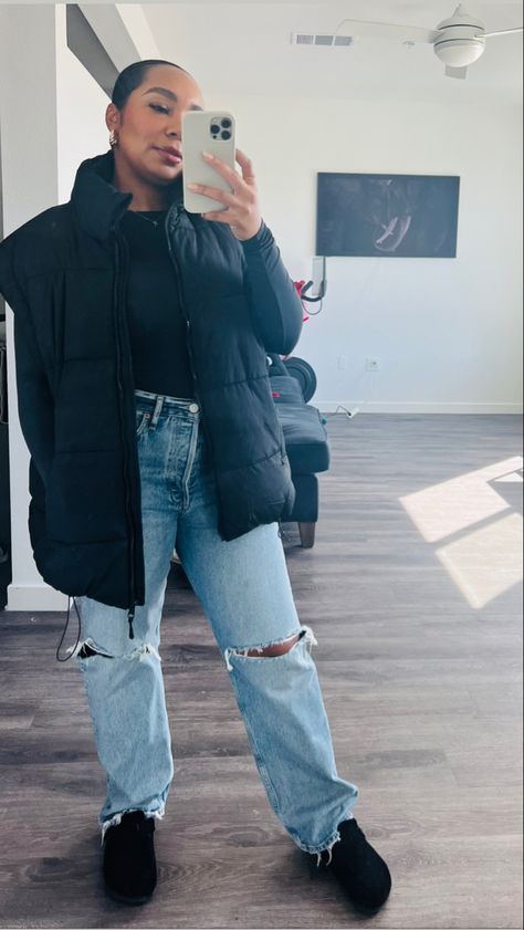 Black Clogs Outfit Winter, Black Clogs Outfit Fall, Clogs Outfit Black Women, Birkenstock Clogs Outfit Black Women, Oversized Puffer Jacket Outfit, Black Birkenstock Clogs, Black Birkenstock Clogs Outfit, Black Birkenstock Outfit, Berkinstocks Outfit