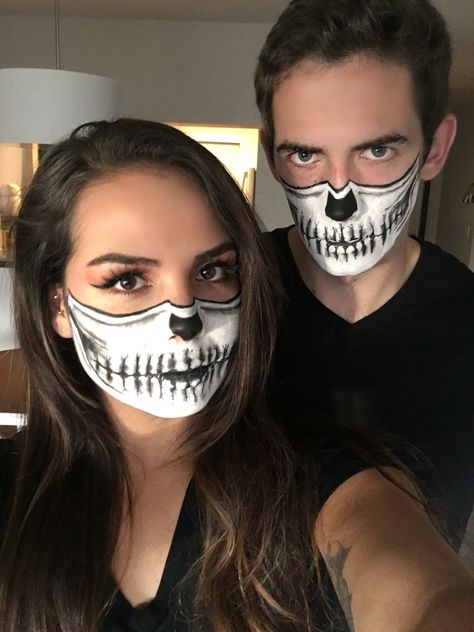 Half skull Halloween makeup Couples Makeup, Skull Halloween Makeup, Halloweenský Makeup, Half Skull, Halloween Makeup Diy, Halloween Makeup Pretty, Cool Halloween Makeup, Halloween Eye Makeup, Mermaid Halloween