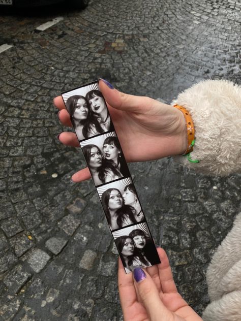 Sapphic Aesthetic, Photobooth Aesthetic, Inexpensive Date, Photo Booth Photo, Friends Couple, Photo New York, Best Friend Couples, Romantic Date Ideas, National Theatre