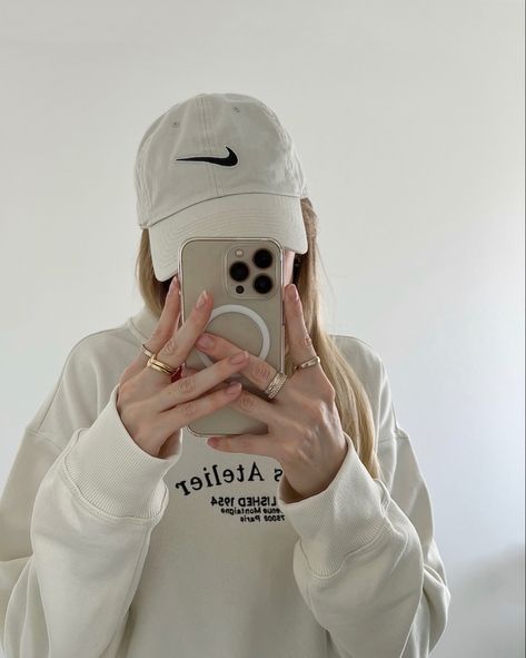 Nike Cap Outfit, White Fashion Outfits, White Fashion Aesthetic, Neutral Fashion Aesthetic, Neutral Fashion Minimalist, Feminine Outfits Casual, Neutral Fashion Summer, White Fashion Photography, Paris Atelier