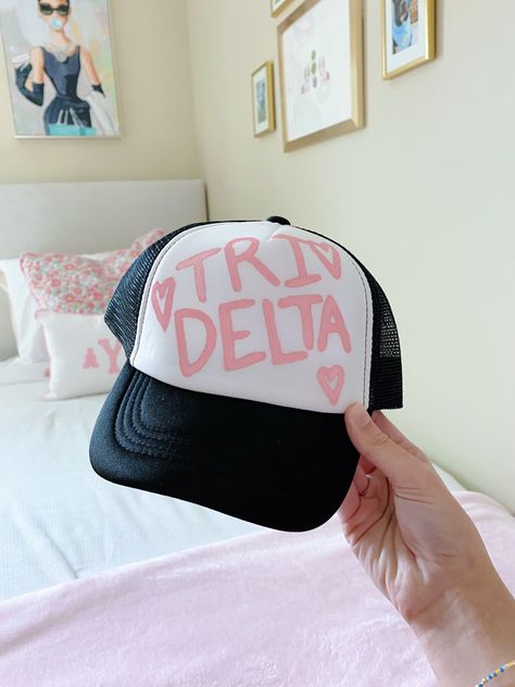 Sorority Hats Baseball Caps, Sorority Trucker Hat Designs, Trucker Hat Sorority, Tri Sigma Merch, Diy Sorority Merch, Kappa Kappa Gamma Merch, Bid Day Baskets, Sorority Trucker Hats, Sorority Gift Ideas