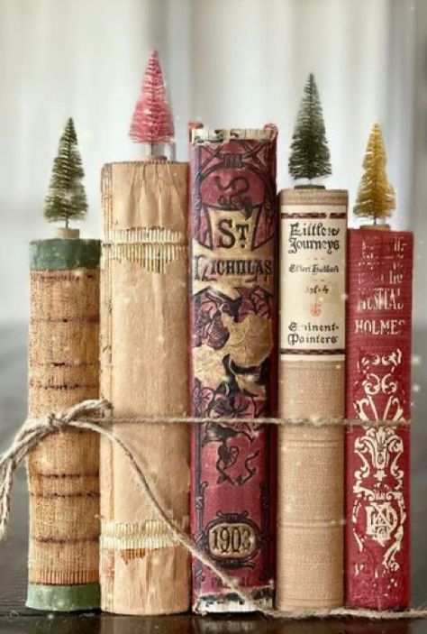 Interior Christmas Decor Ideas Cozy, Bookish Christmas Decor, Vintage Christmas Books, Christmas Book Decor, Christmas Bookshelves, Christmas Bookcase, Style A Bookcase, Vintage Books Display, Christmas Bookshelf