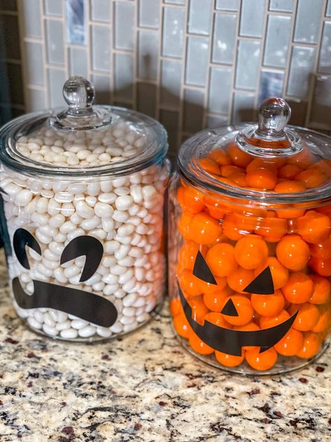 Halloween Guessing Jar Ideas, Halloween Guessing Game Jars, Fall Candy Jar Ideas, Candy Corn Mason Jar Diy, Diy Halloween Candy Jar, Pumpkin Candy Jar, Corn Decorations, Glass Pumpkin Jar, How To Make Ghosts