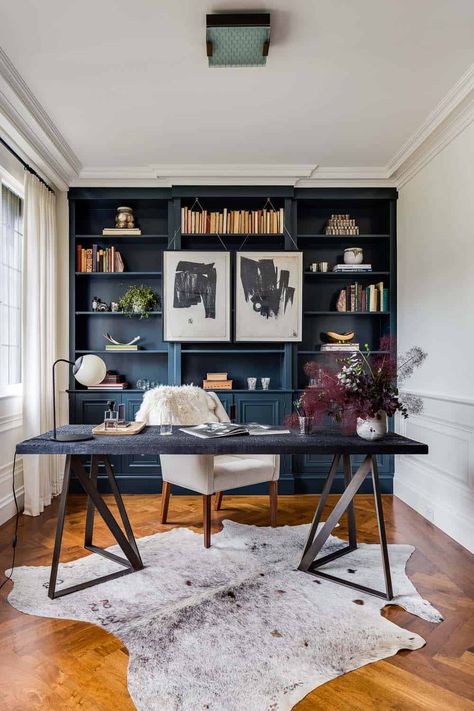 28 Dreamy home offices with libraries for creative inspiration Modern Farmhouse Office, Transitional Home Office, Feminine Home Offices, Home Office Library, Farmhouse Office, Contemporary Home Office, Office Space Design, Transitional House, Modern Home Office