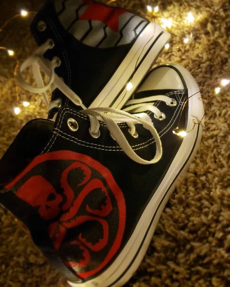 Love my new shoes ❤ Batman Shoes Diy, Marvel Converse, Avengers Shoes, Converse Ideas, Marvel Diy, Cool Converse, Marvel Shoes, Punk Fashion Diy, Marvel Room