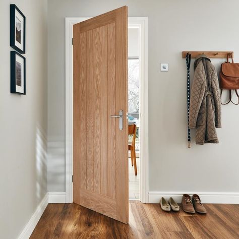 Bring a welcoming rustic feel to your rooms with an oak door stylishly finished with American white Oak veneer. Howdens Doors, Pintu Interior, Internal Oak Doors, Oak Interior Doors, Kitchen Grey, Internal Wooden Doors, Oak Door, Custom Wood Doors, Hardwood Doors