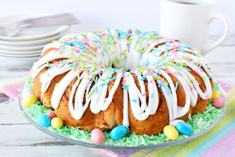 Cinnamon Roll Bundt Cake, Easter Bundt Cake, Easter Dessert Table, Mini Lemon Cheesecakes, Easter Cookie Recipes, Easter Fun Food, Easter Foods, Soft Cookie Recipe, Lemon Cheesecake Recipes