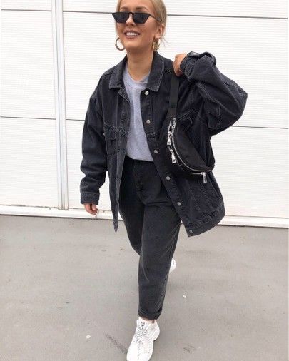 black denim jacket outfit with white trainers and baggy jeans for a super casual style look Black Denim Jacket Outfit Winter, Jeans Outfit Design, Black Jean Jacket Outfit, Black Jean Jacket Outfits, Denim Jacket Outfit Winter, Oversized Jean Jacket Outfit, Oversized Jacket Outfit, Black Denim Jacket Outfit, Oversized Denim Jacket Outfit