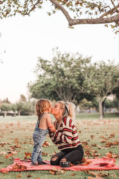 Fall Toddler Picture Ideas, Fall Photoshoot Mommy And Me, Fall Photoshoot With Kids, Fall Toddler Photoshoot Ideas, Toddler Fall Photos, Family Toddler Photoshoot, Fall Toddler Pictures, Toddler Boy Fall Photoshoot, Diy Fall Photoshoot For Kids