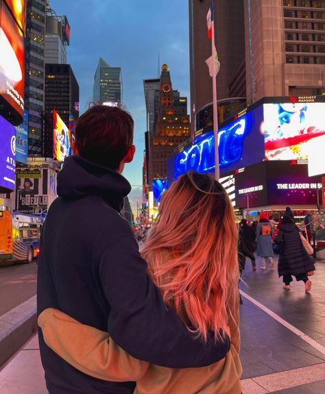 Cute Couple Pics New York, Time Square Couple Pictures, Ny Couple Pictures, New York Boyfriend Aesthetic, Nyc With Boyfriend, Couple Nyc Aesthetic, New York Photo Ideas Couple, New York With Boyfriend, Nyc Relationship