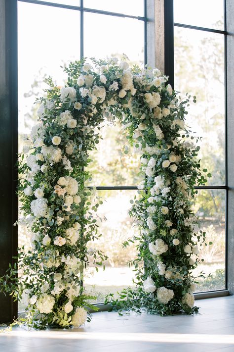 Wedding Ceremony Floral Arch, Wedding Arch Greenery, Green And White Wedding Flowers, Iron Manor, White Wedding Arch, Wedding Church Decor, White Wedding Ceremony, Wedding Alters, Green Wedding Flowers