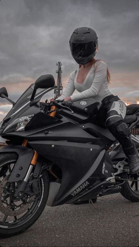 Biker walpaper ride rider bike bikes motorcu motorsiklet kız aşk motor Sport Bike Wallpaper, Girl Biker, Bike Wallpaper, Bmw Bike, Girl Sport, Female Biker, Motorcycle Men, Sport Bike, Bike Pic