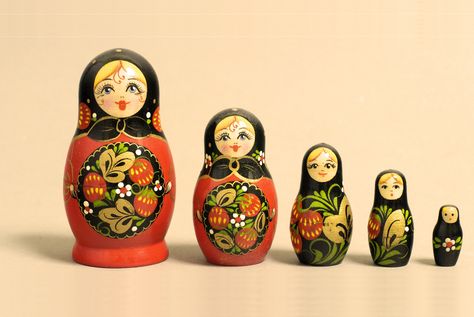 5 Piece "Vyatskaya Matryoshka" Khokhloma number 08562 - 525 Russian Doll Design, Goth Nutcracker, Matroyska Doll, Matryoshka Doll Art, Watercolor Christmas Cards Diy, Iphone 5s Wallpaper, Stacking Dolls, Babushka Dolls, Russian Dolls