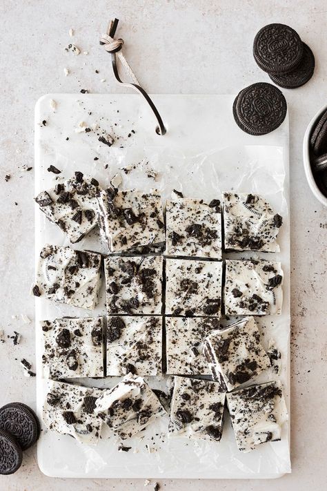 This cookies and cream bark is an easy candy to make for the holidays, and it only requires two ingredients. Cookies And Cream Bark, Chocolate Oreo Cookies, Lindt White Chocolate, Homemade Oreo Cookies, White Chocolate Oreos, Crumble Cookie Recipe, Cookie And Cream Cupcakes, White Food Coloring, Easy To Make Cookies