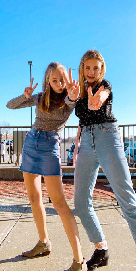 instagram poses//peace sign Peace Sign Perspective Pose, Peace Sign Pose Reference Photo, Peace Signs Pose, Fun Standing Poses, Pose Reference Peace Sign, Victory Pose Reference, Peace Sign Pose Reference Drawing, Double Peace Sign Pose, 90s Poses