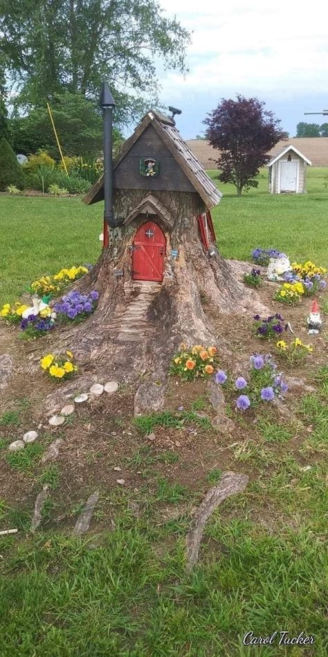 Stump Garden, Tree Stump Decor, Garden Spells, Stump Ideas, Farm Entrance, Taman Diy, Carved Tree, Enchanted Gardens, Fairy Tree Houses