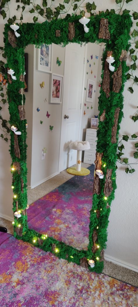 Dark green moss with fairy lights candles and mushrooms diy Fairy Garden Mirror Diy, Mushroom Mirror Diy, Fairy Mirror Diy, Fake Moss Diy, Long Mirror Diy, Moss Mirror Diy, Moss Mirrors, Cottagecore Mirror, Fairy Bedroom Ideas For Adults