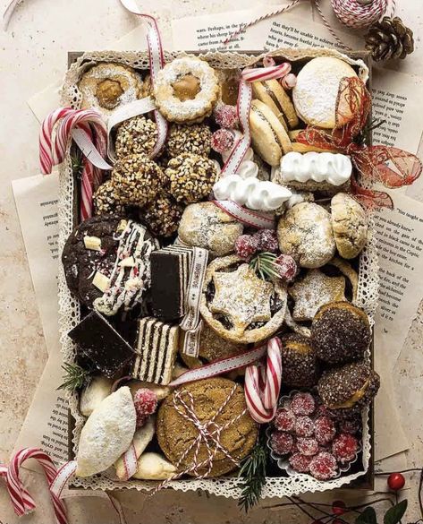 Christmas Cookie Display, Cookie Workshop, Christmas Cookie Boxes, Giant Cookies, Cookie Display, Christmas Cookie Box, Cut Out Cookie Recipe, Christmas Treats Boxes, Cookies Gift