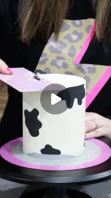 Frost Form® on Instagram: "This Cow cake is legen-DAIRY! 🐮😜  What animal cake should we make next?  We ship worldwide! Order Frost Form today on www.frostform.com 💕" Simple Cow Cake Ideas, How To Make A Cow Cake, Buttercream Cow Cake, Frost Form Cake Ideas, Cow Cakes Ideas, Frost Form Cake, Cowhide Cake, Cow Print Cake Ideas, Cow Print Smash Cake