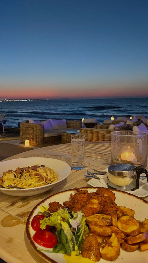 Dinner At Beach Aesthetic, Sunset Dinner Beach, Vacation Dinner Aesthetic, Beach Dinner Restaurant, Holiday Dinner Aesthetic, Greece Aesthetics Night, Greece Aesthetic Food, Beach Restaurant Aesthetic, Dinner On Beach