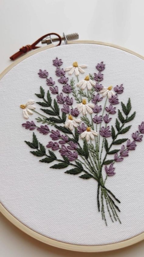 Broderie Simple, Floral Embroidery Patterns, Diy Embroidery Patterns, Basic Embroidery Stitches, Handmade Embroidery Designs, Hand Embroidery Projects, Pola Sulam, Hand Embroidery Flowers, Embroidery Patterns Vintage