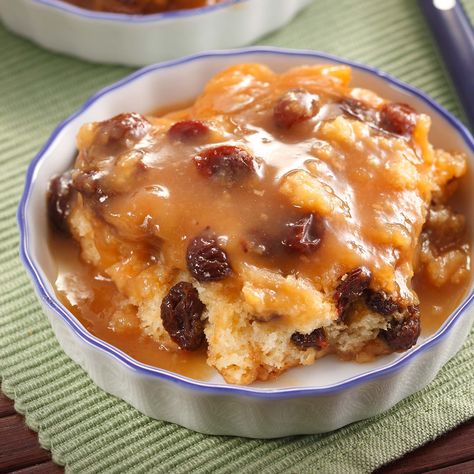 Raisin Pudding, Poor Mans Pudding, Quick Puddings, Caramel Pudding Recipe, Pudding Recipes Homemade, Southern Family, Family Cookbook Project, Self Saucing Pudding, Pecan Desserts